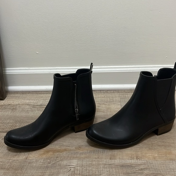 Lucky Brand Women’s Rain Boots- Size 9 - Picture 2 of 4